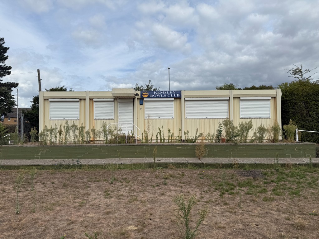 Lot: 100 - BOWLS CLUB WITH POTENTIAL - Pavilion